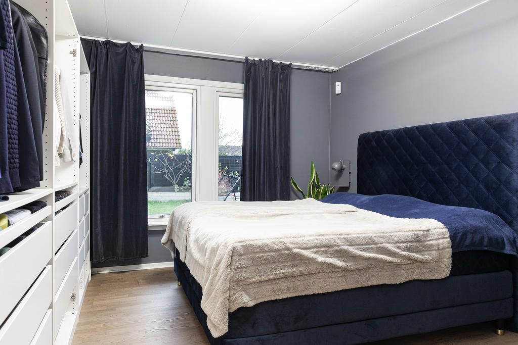 Stort master bedroom med inbyggd förvaring