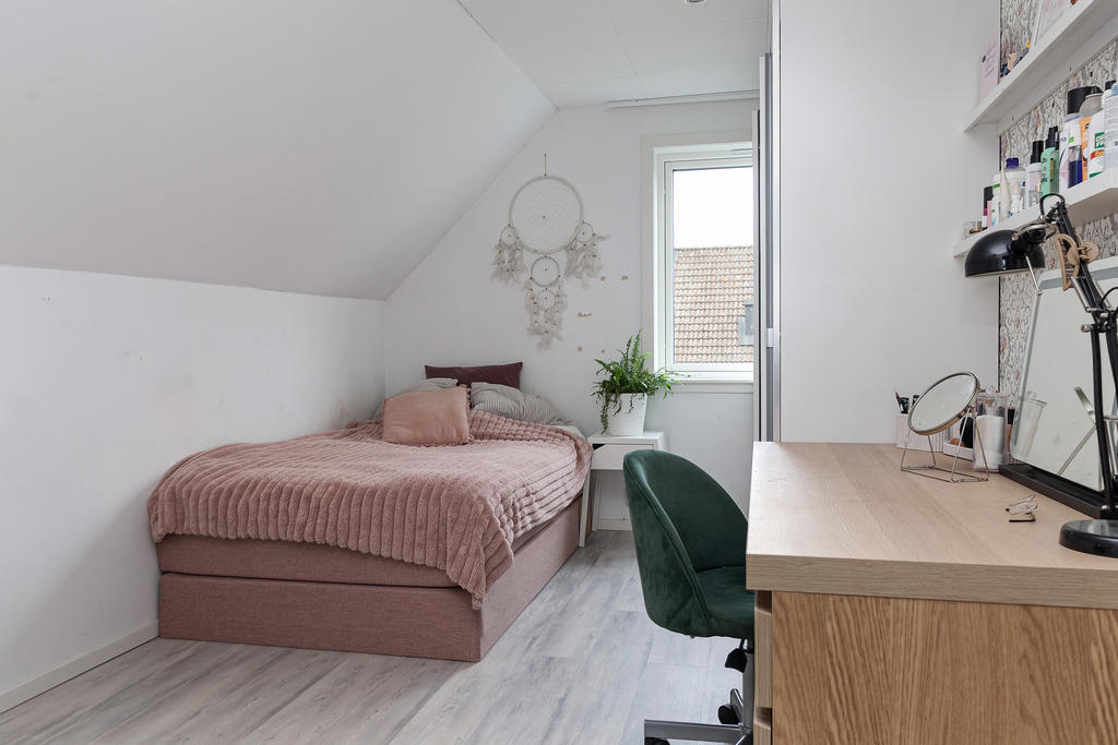 Övre plan med 4 fina sovrum och praktisk förvaring