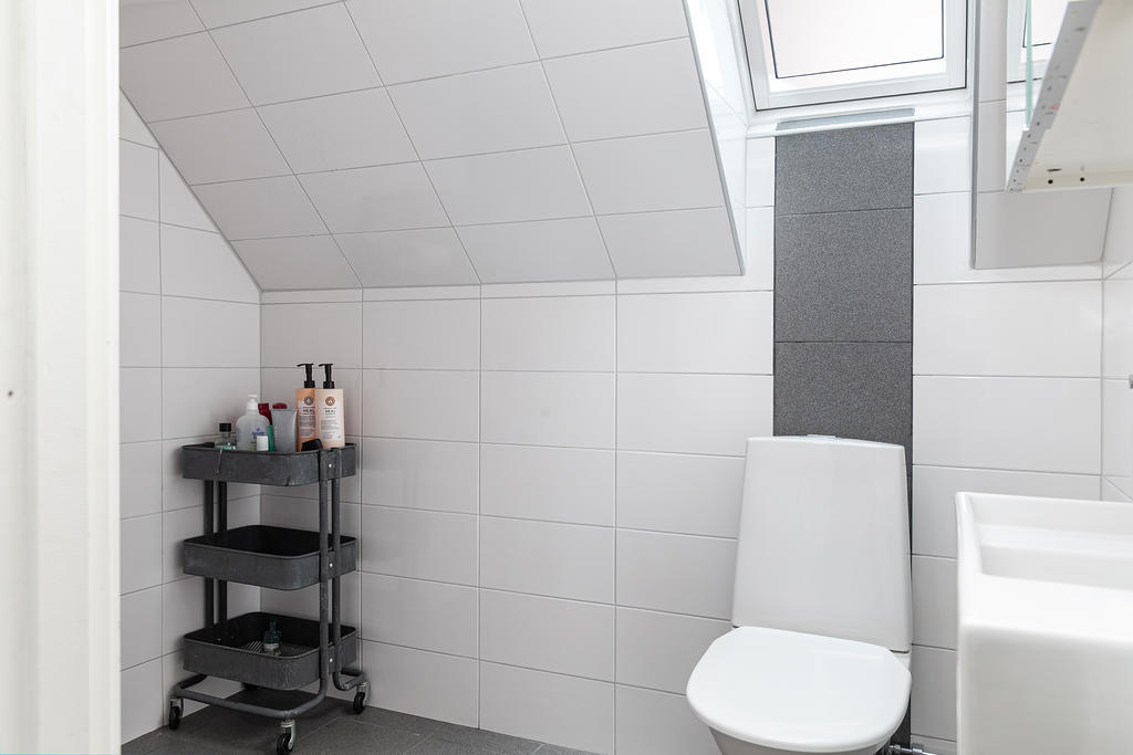 Dusch och wc på övreplan