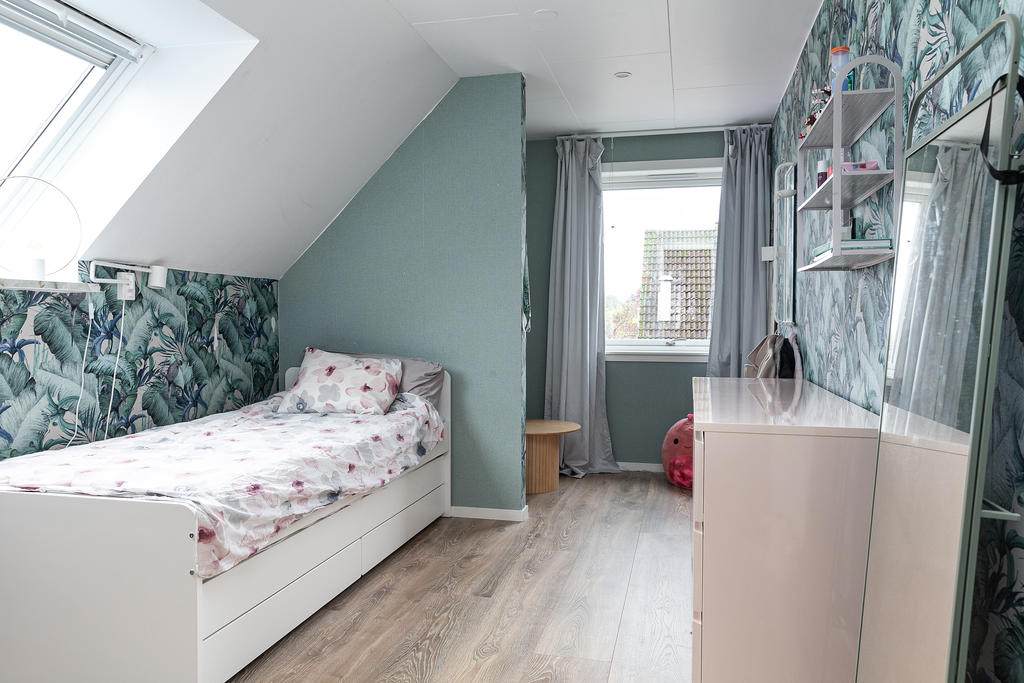 Sovrum med takfönster