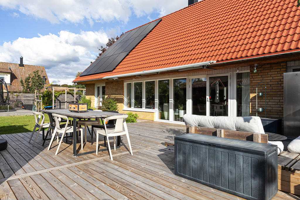 Rejält trädäck för dags- och kvällshäng, helt privat och insynssfritt