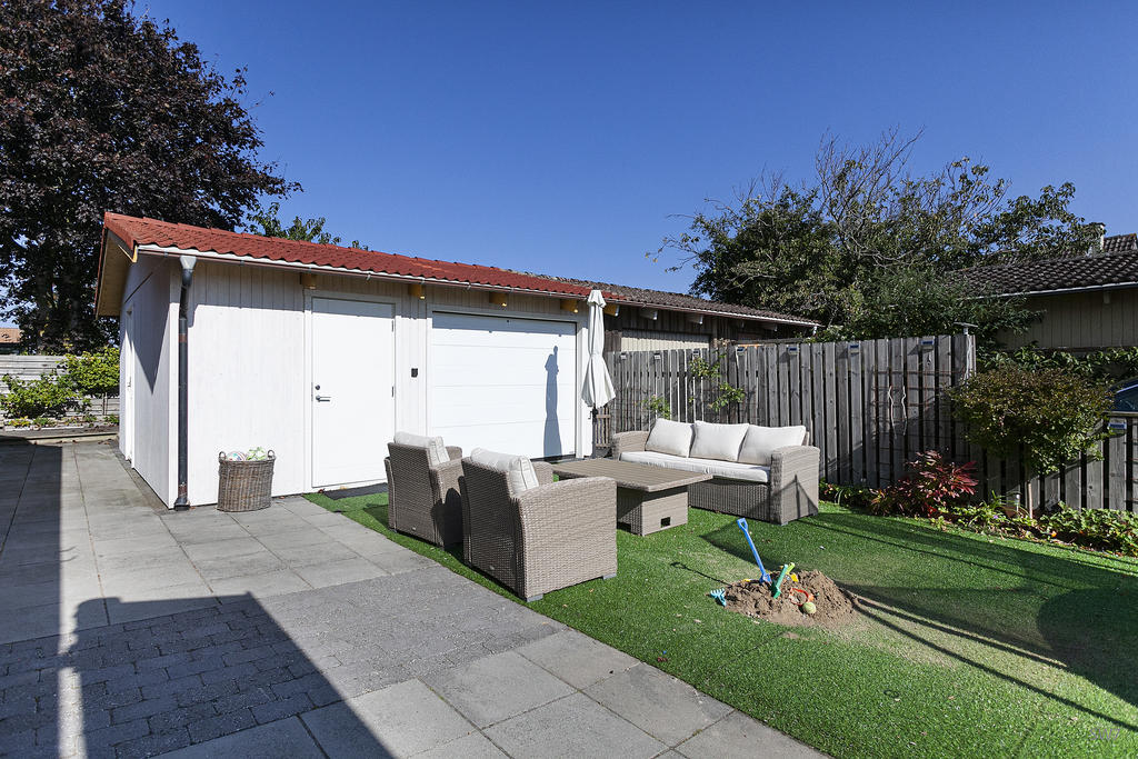 Garage och förråd, i dag gym och kontor med lounge och lekyta