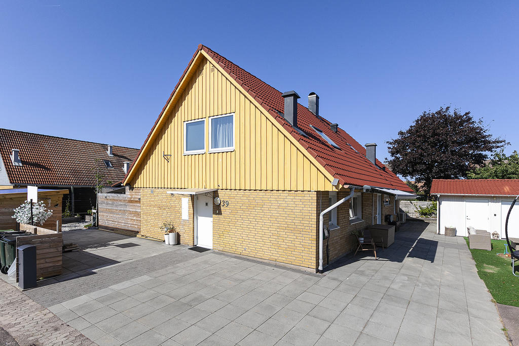 Underhållsfri gavel- och entrésida mot gatan