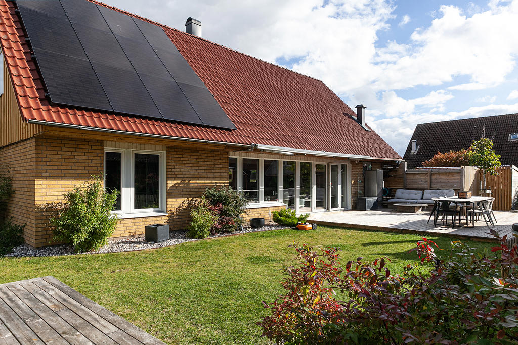 Solcellsanläggning med batteriackumulator och dubbla billaddare