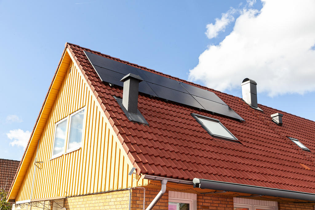 Solceller och markis även mot förmiddagssidan