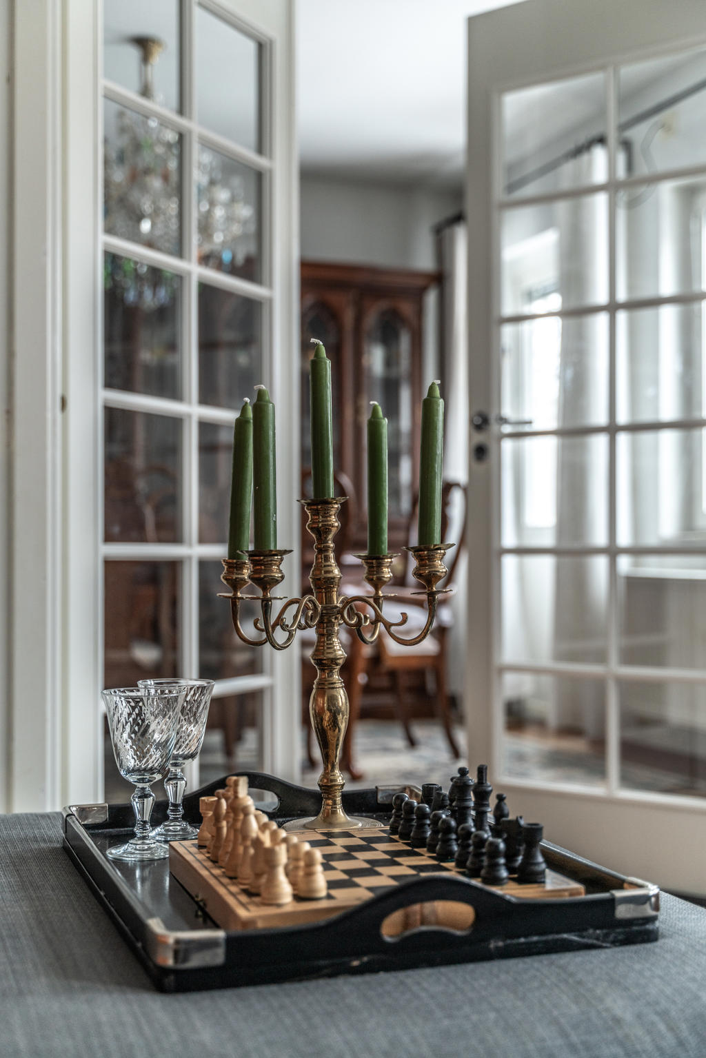 Glasade pardörrar mellan vardagsrum och biblioteket