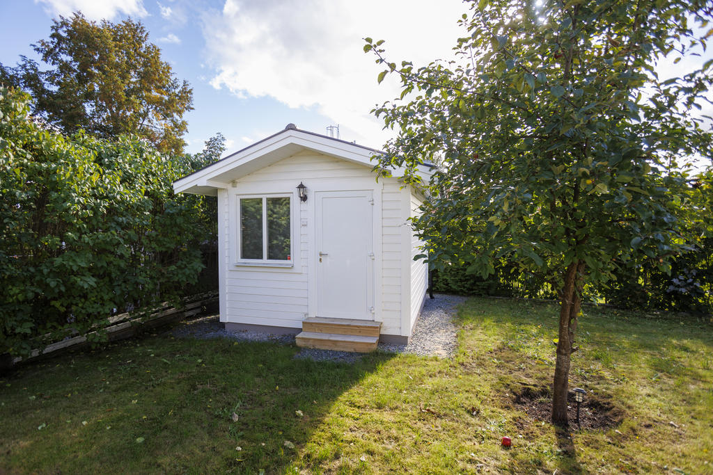 Gäststuga på baksidan av huset