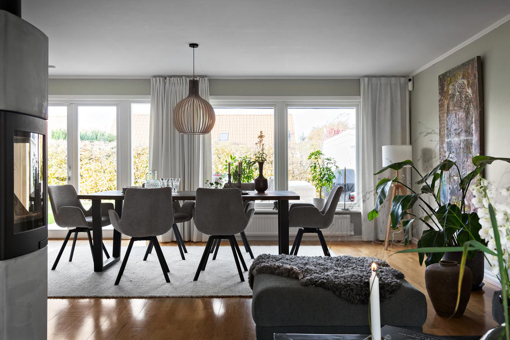 Vardagsrum med matplats i anslutning