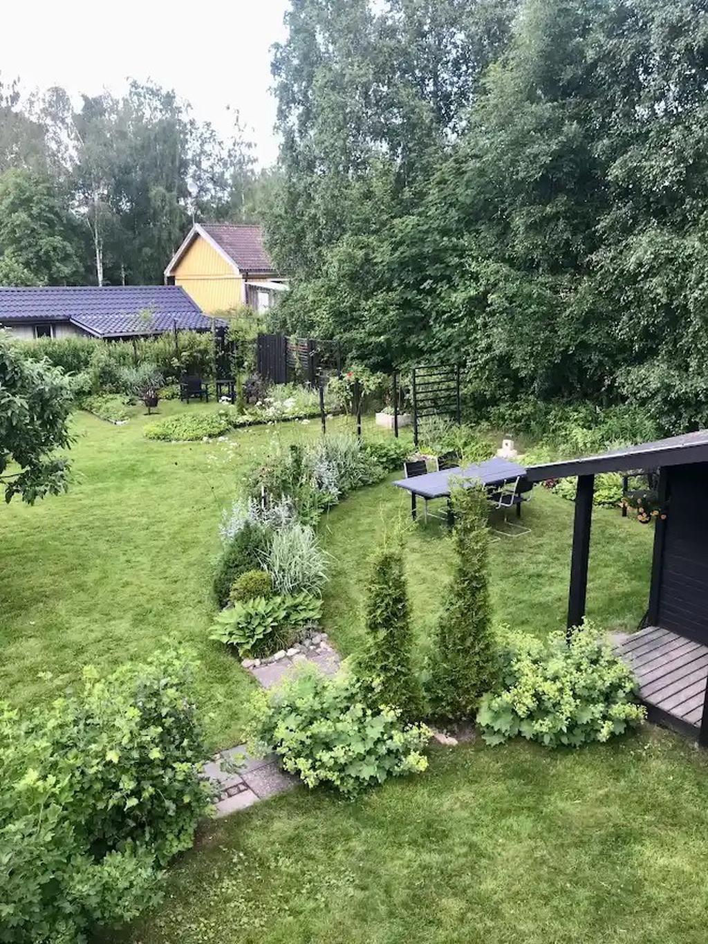 Den lummiga trädgården, en sommarbild tagen av säljare.