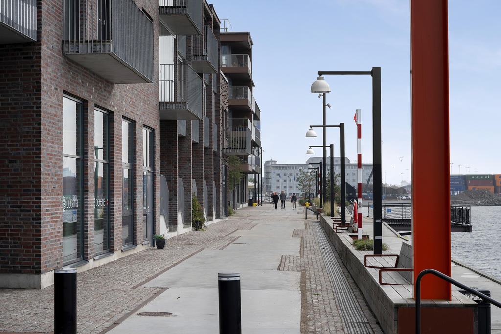 Här bor du på första parkett i Oceanhamnens finaste del med stora fönsterpartier ut mot kajen. 