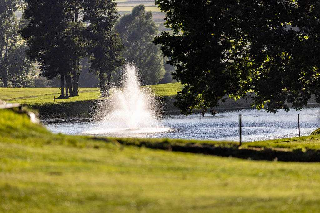 Albatross Golfklubb ligger naturskönt några minuter bort med bil