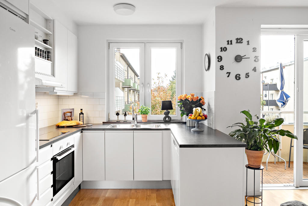 Kök med bra arbetsytor och smidig utgång till balkong.