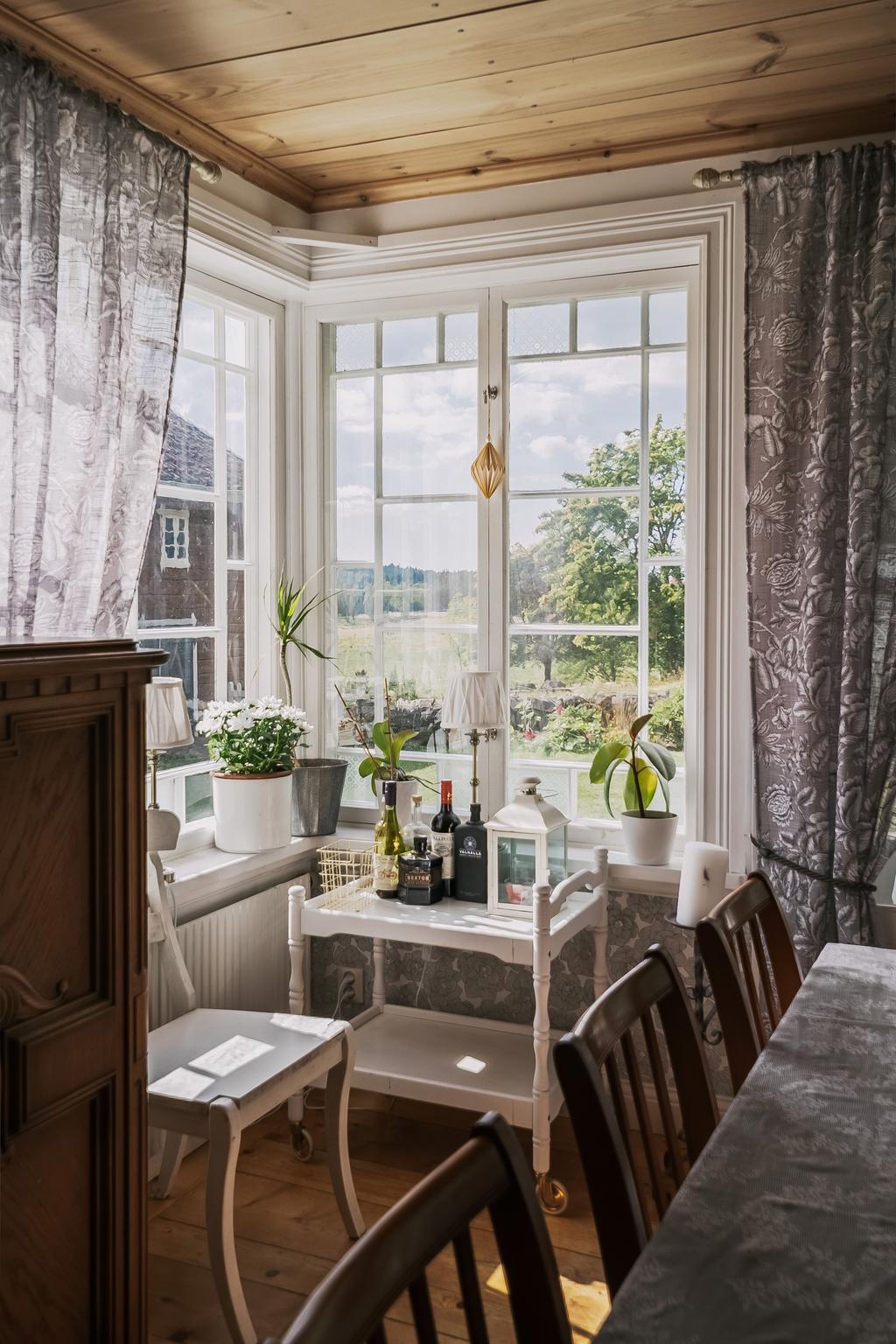 Charmigt burspråk med spröjsade fönster och vacker utsikt.