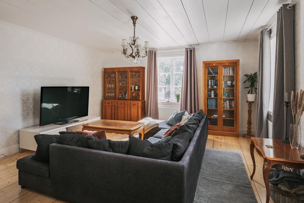 Vardagsrummet med gott om ljusinsläpp