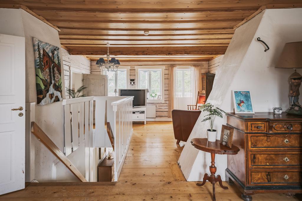 Allrum med utgång till balkong
