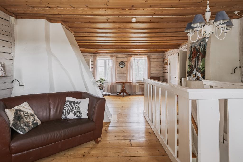 Allrum med utgång till balkong