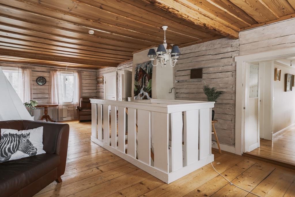 Allrum med utgång till balkong