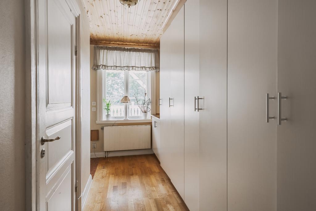 Hall med gott om plats för kappavhängning