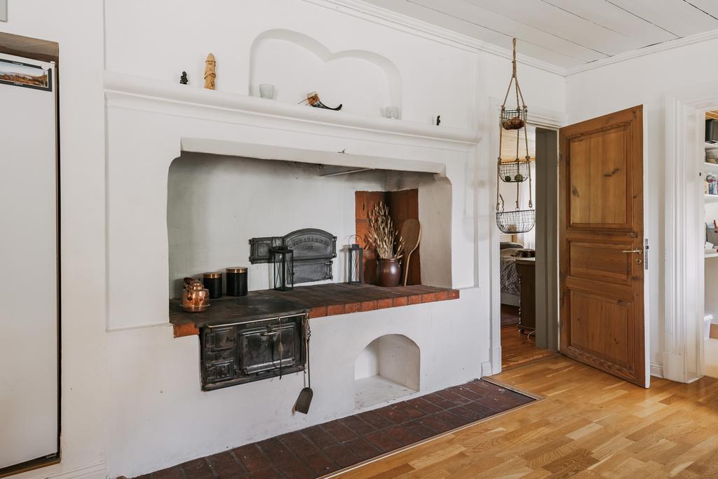 Charmig gammal vedspis samt bakugn.