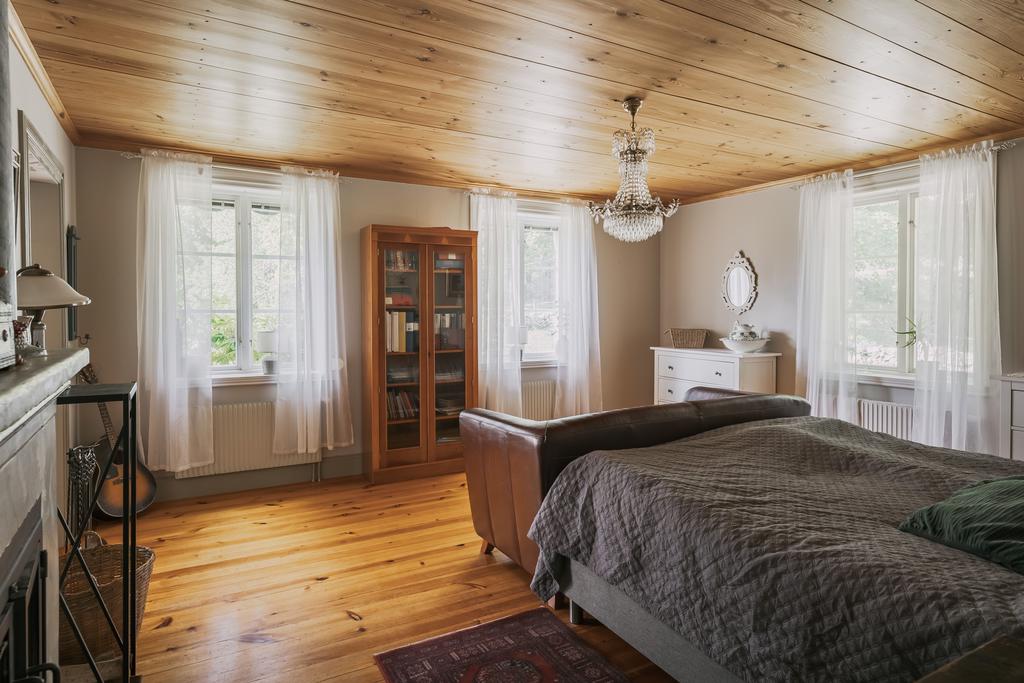 Sovrum på nedervåning med en tidlös kakelugn!