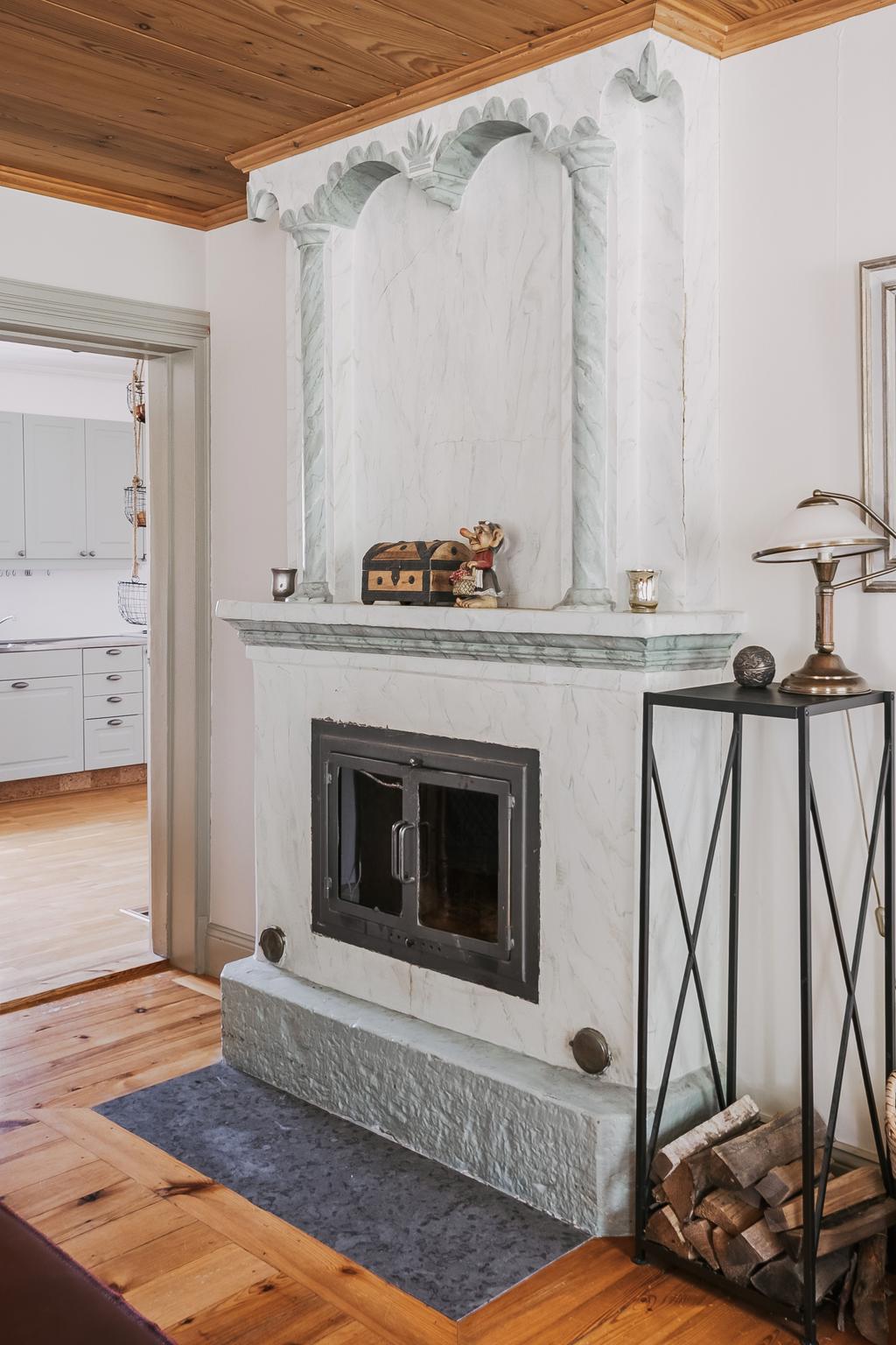 Vacker kakelugn med härd av Kinnekullesten!