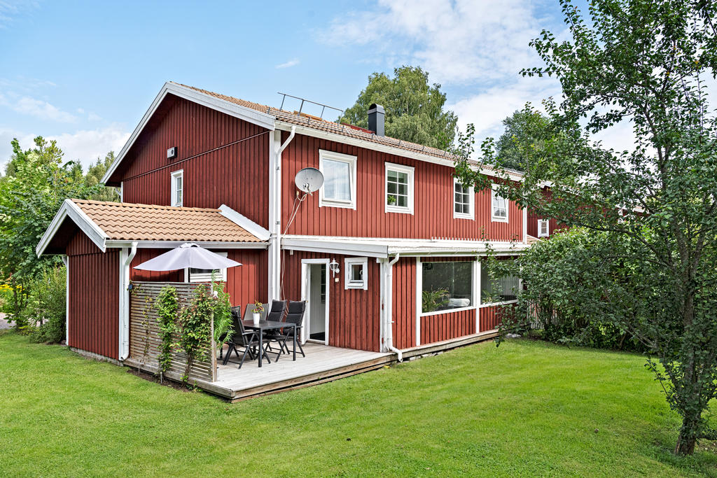 Uterum och altan mot stor trädgård.