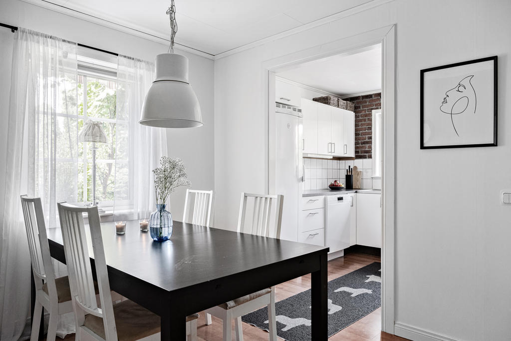 Plats för stor matgrupp utanför köket.