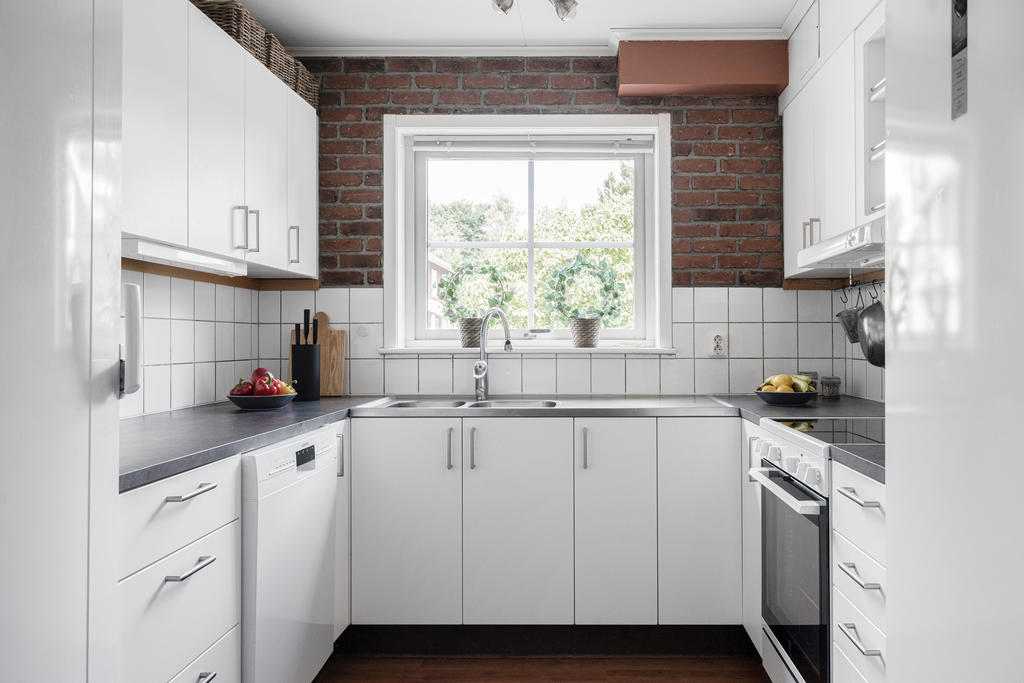 Trevligt kök med gott om arbetsytor och utsikt över föreningens gård.