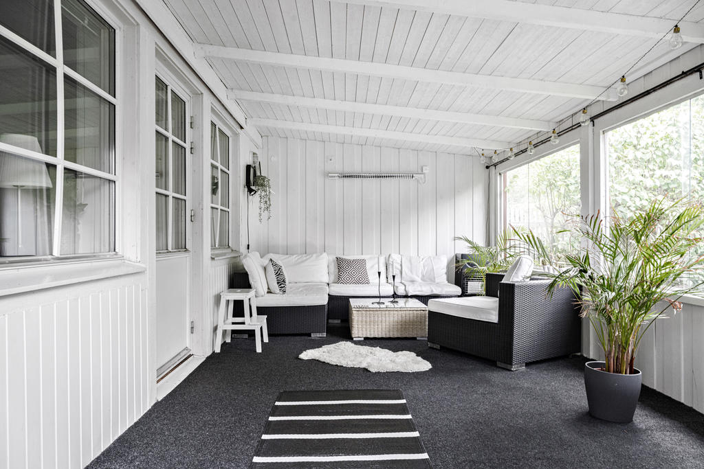 Mycket rymligt uterum med plats för såväl soffhörna som matgrupp om så önskas.