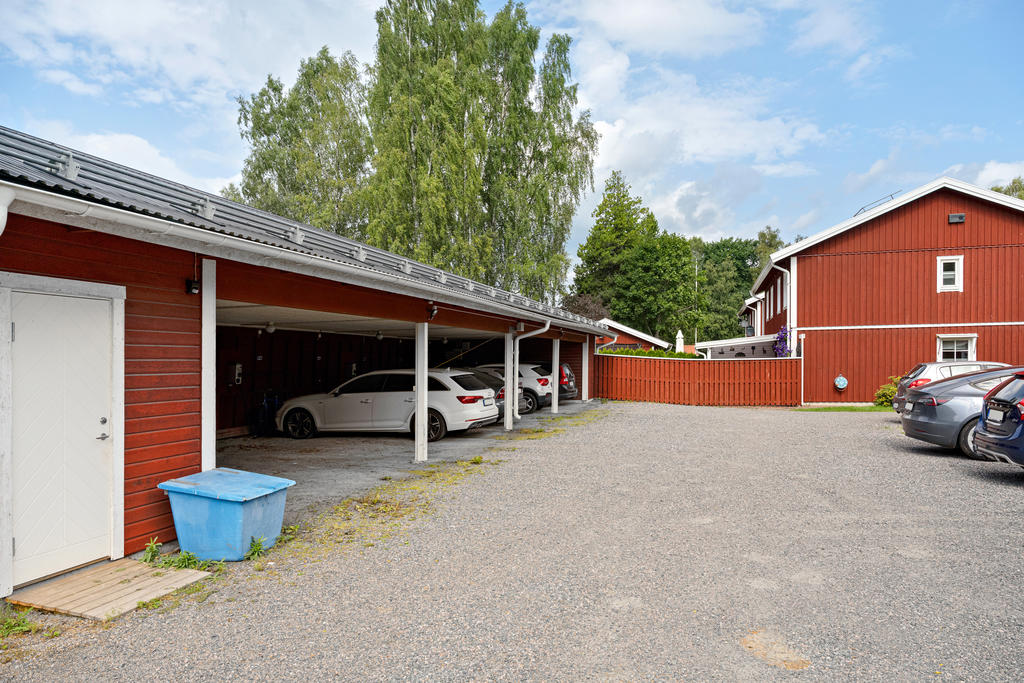Till bostadsrätten hör parkeringsplats i carport med tillhörande motorvärmare.