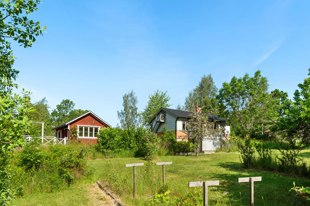 Här möts du av ett boningshus i klassisk stil, ett inbjudande gästhus perfekt för familj och vänner,  en mindre gäststuga, och ett uthus med ett stort trädäck som kan användas som en dansbana 