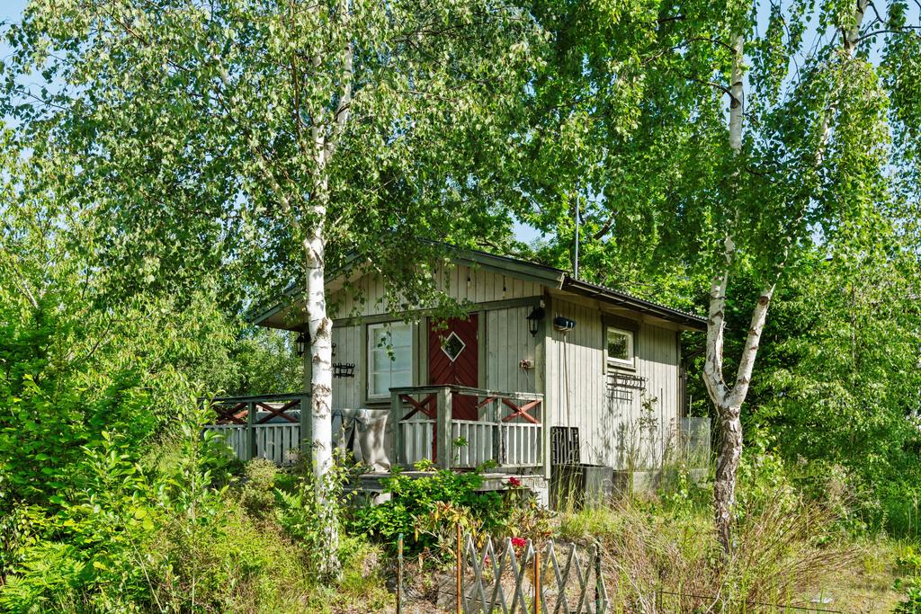 en mindre gäststuga med veranda kanske för tonåringarna