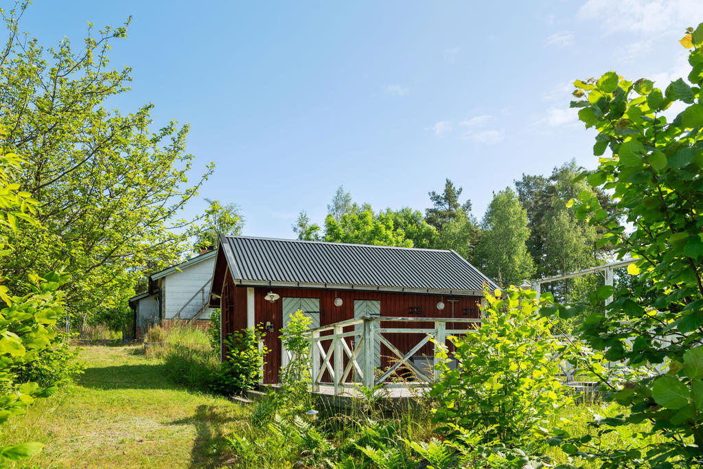 ett uthus med ett stort trädäck som kan användas som en dansbana