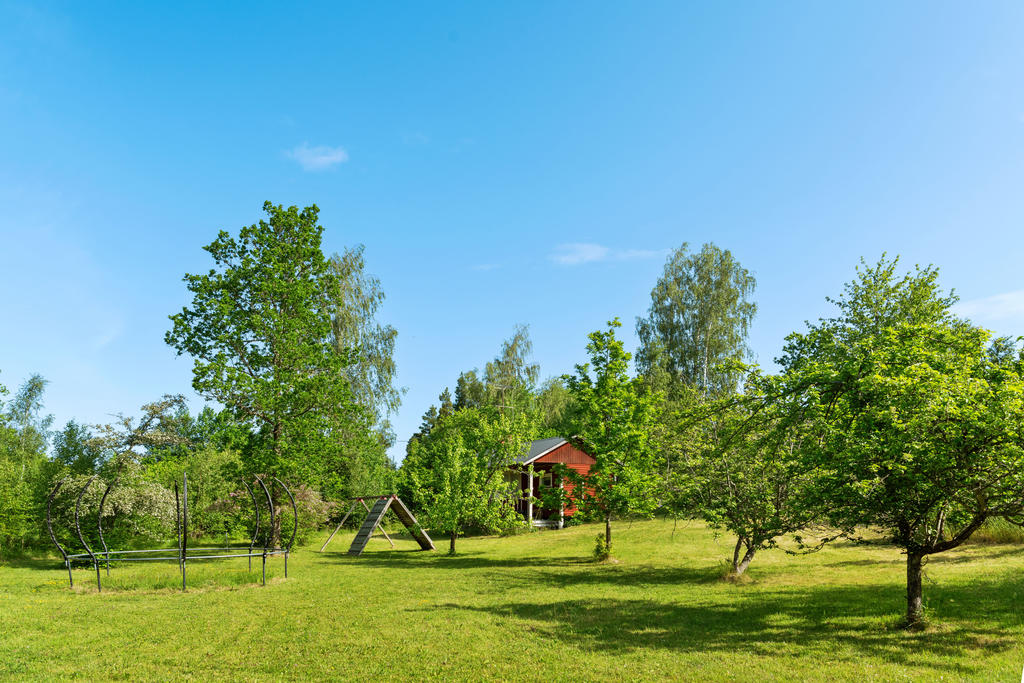  Tomten är generös och känns som två och har en fin gräsmatta där studsmattan får plats och självklart krocketmatcherna över midsommar. Här finns redan dessutom en klättervägg för den vågade.