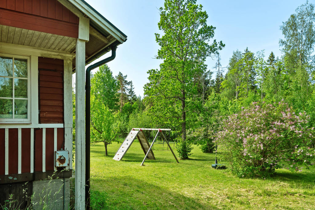  Tomten är generös och känns som två och har en fin gräsmatta där studsmattan får plats och självklart krocketmatcherna över midsommar. Här finns redan dessutom en klättervägg för den vågade.