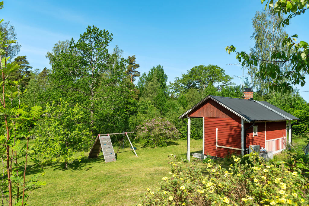  Tomten är generös och känns som två och har en fin gräsmatta där studsmattan får plats och självklart krocketmatcherna över midsommar. Här finns redan dessutom en klättervägg för den vågade.