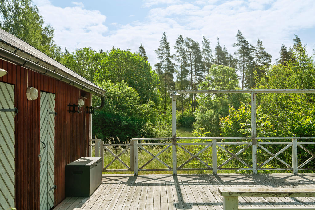 ett uthus med ett stort trädäck som kan användas som en dansbana