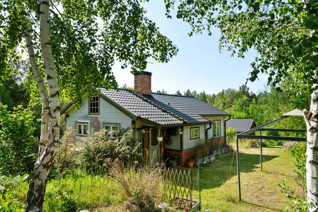 Här möts du av ett boningshus i klassisk stil, ett inbjudande gästhus perfekt för familj och vänner,  en mindre gäststuga, och ett uthus med ett stort trädäck som kan användas som en dansbana 