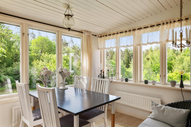 Underbart matrum som är isolerat med fönster runtom samt dörr till trädgården vilket ger en känsla av glasveranda som hör skärgården till. Här finns plats för ett fint matbord för vänner och familj. 