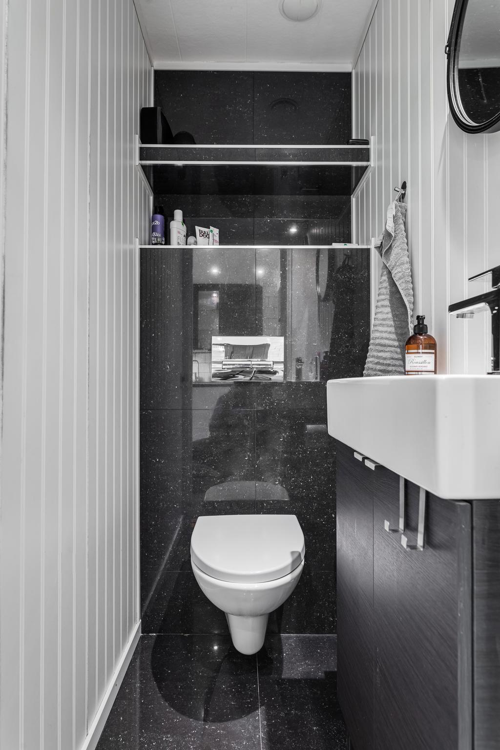Stilren renoverad gäst-wc