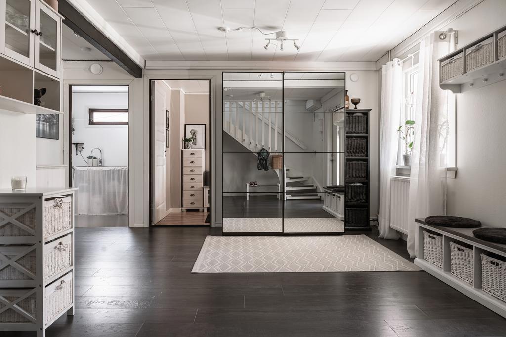 Stor hall  på entréplan med förvaring