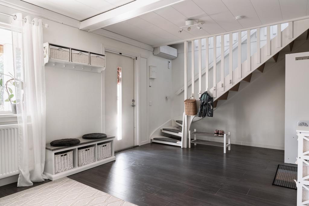 Stor halll på entréplan