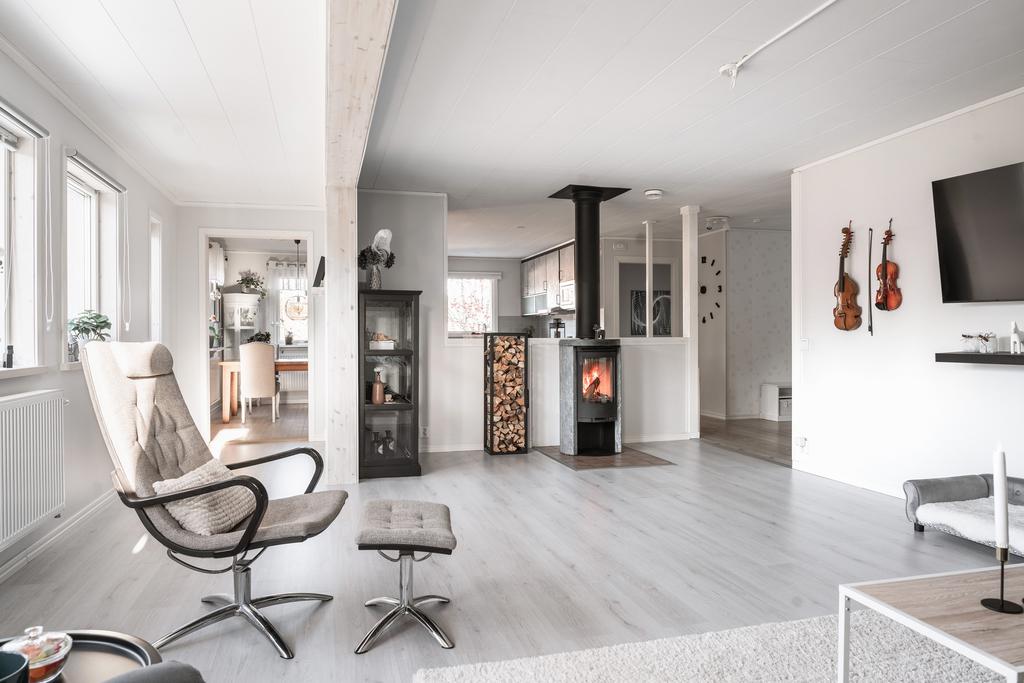 Från vardagsrummet har man öppen planlösning mot trappa och kök. 