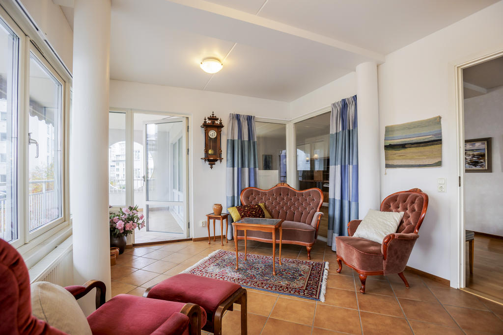 Här är det gott om plats till ett matsalsbord eller en loungedel