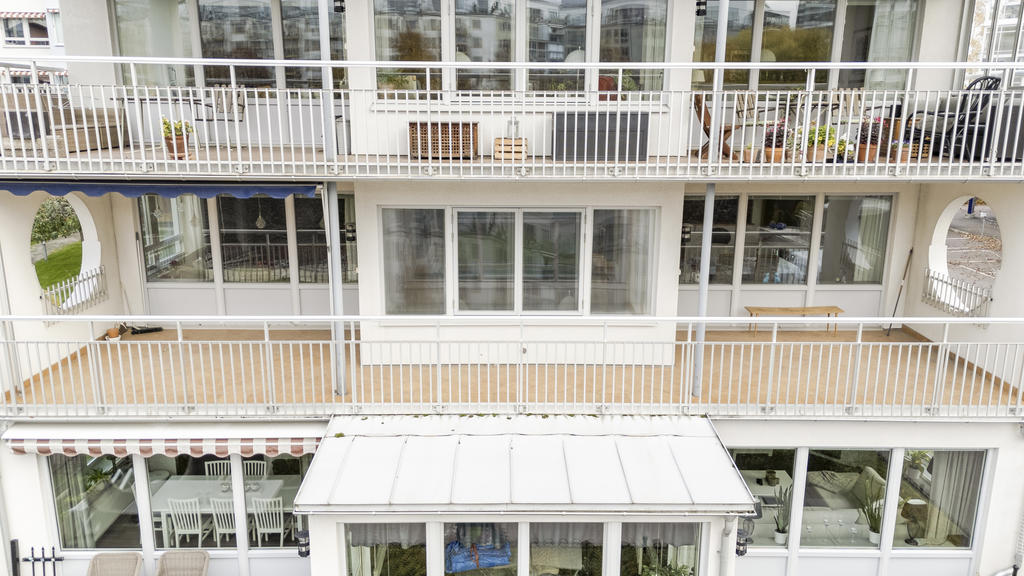Rymlig balkong med plats till både lounge-del och matplats utomhus