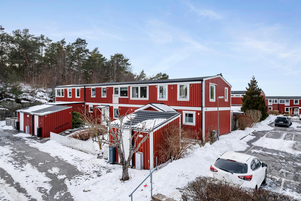 Varmt välkomna till detta trevliga radhus med hörnläge