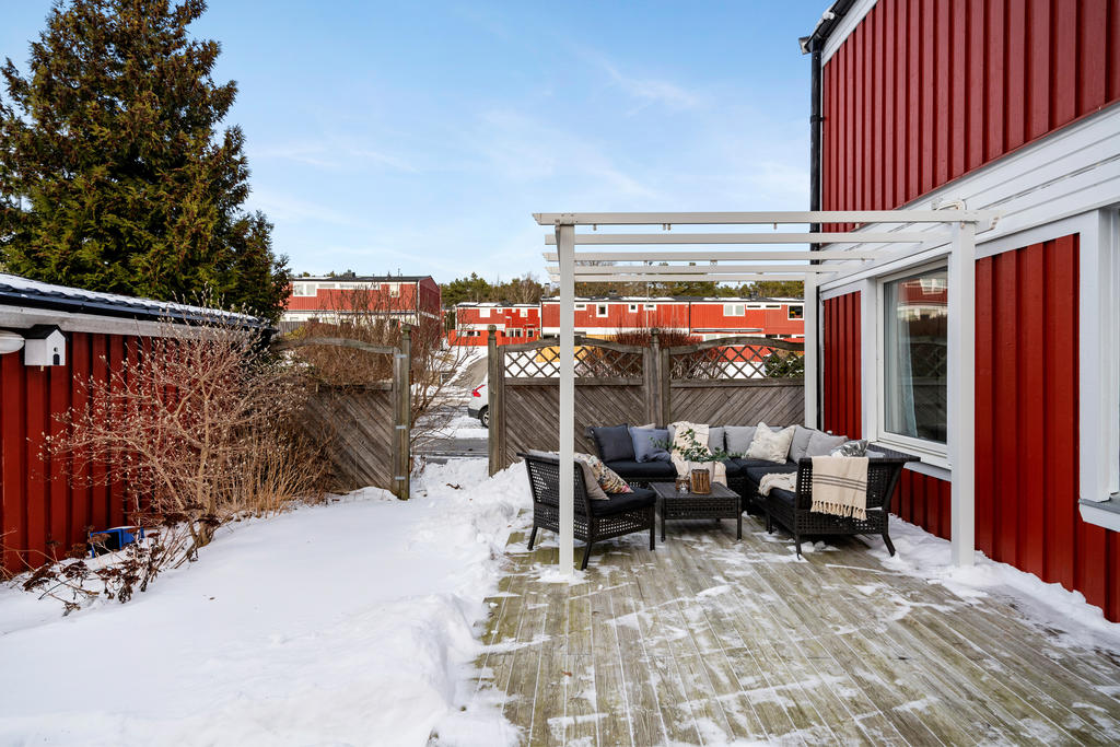 Trädgården i västerläge erbjuder en generös altan med plats för både loungegrupp och matplats