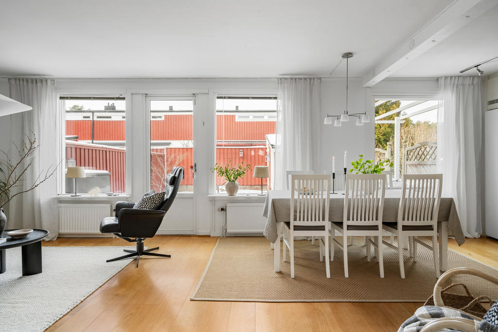 Välkommen in i detta ljusa och sociala vardagsrum som ligger i öppen planlösning mot köket