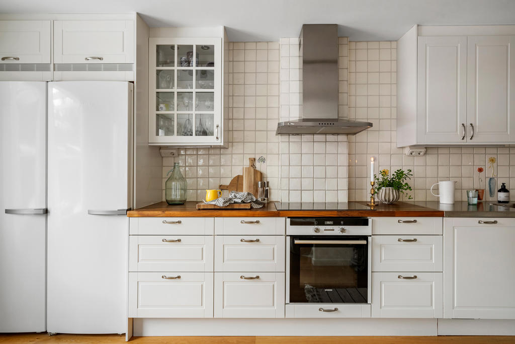 Bakom de vita skåpsluckorna finns gott om förvaringsutrymme