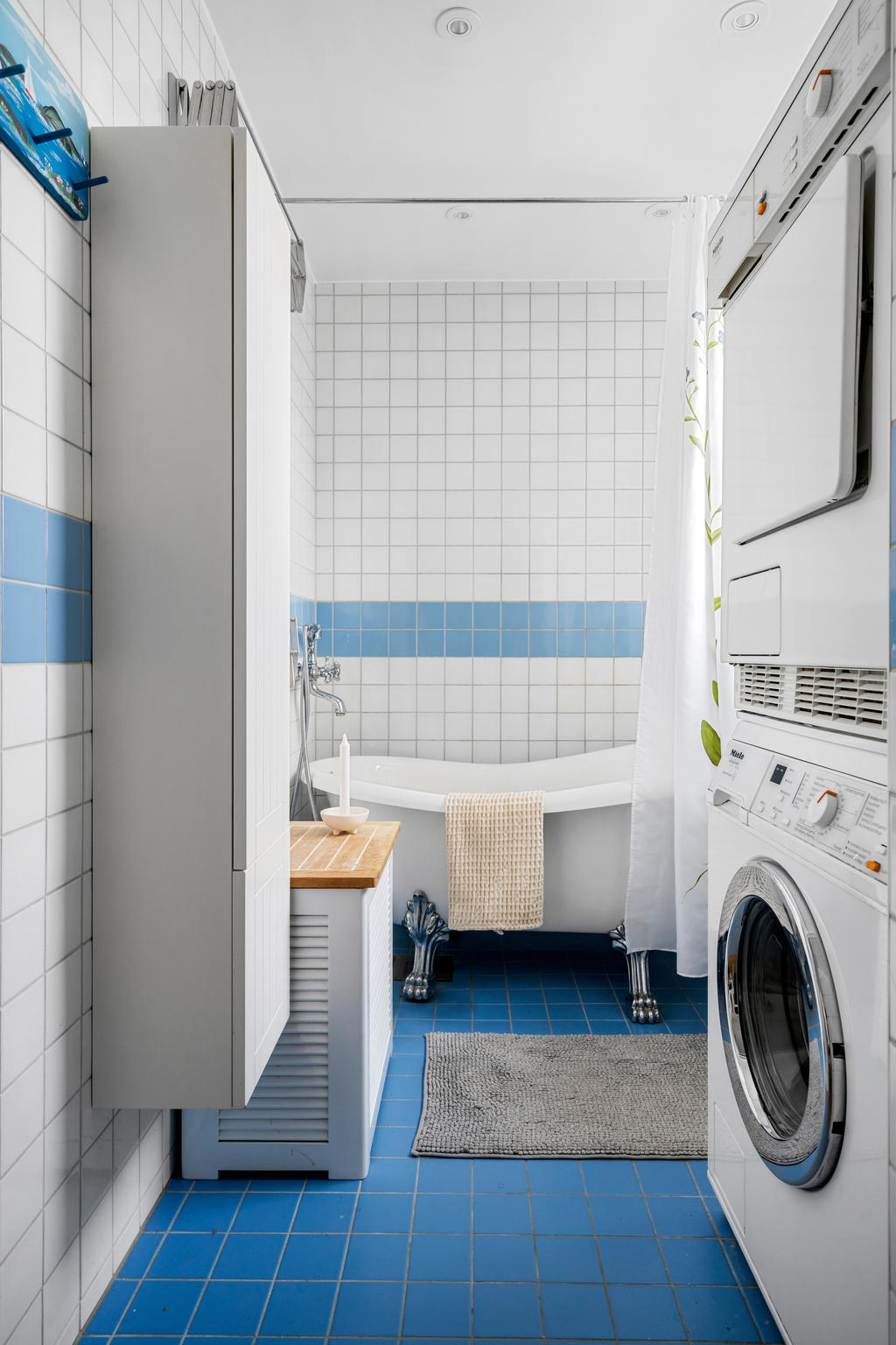 Dessutom finns ytterligare ett badrum/tvättstuga som renoverades 2013